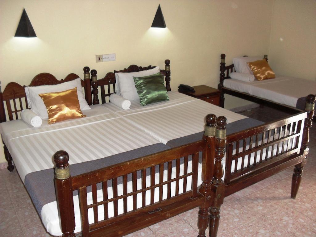 Miltons Beach Resort Unawatuna Room photo