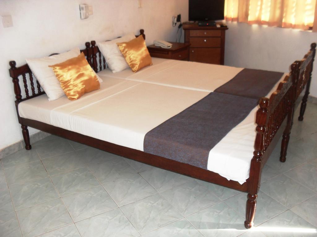 Miltons Beach Resort Unawatuna Room photo